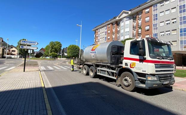 Trabajos de asfaltado junto a la glorieta de la Pizarra de Ponferrada.