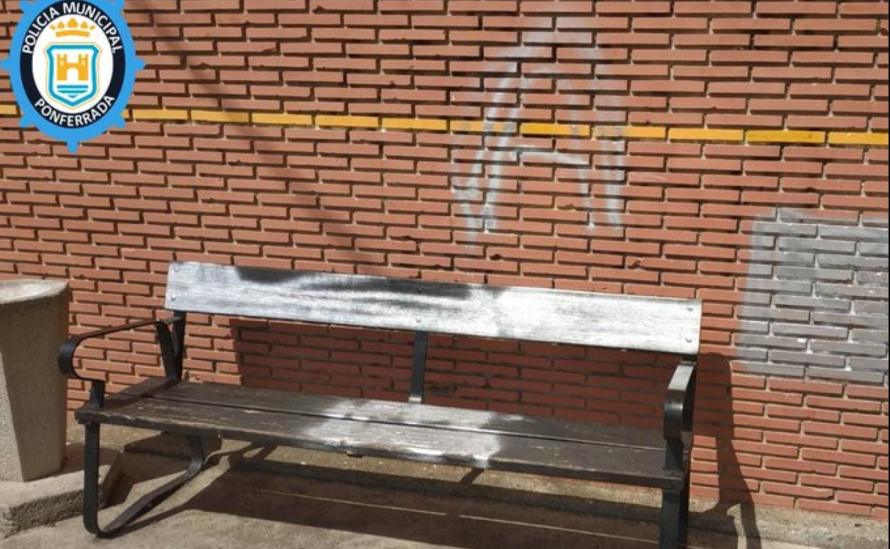 Imagen de la fachada y del banco afectados.