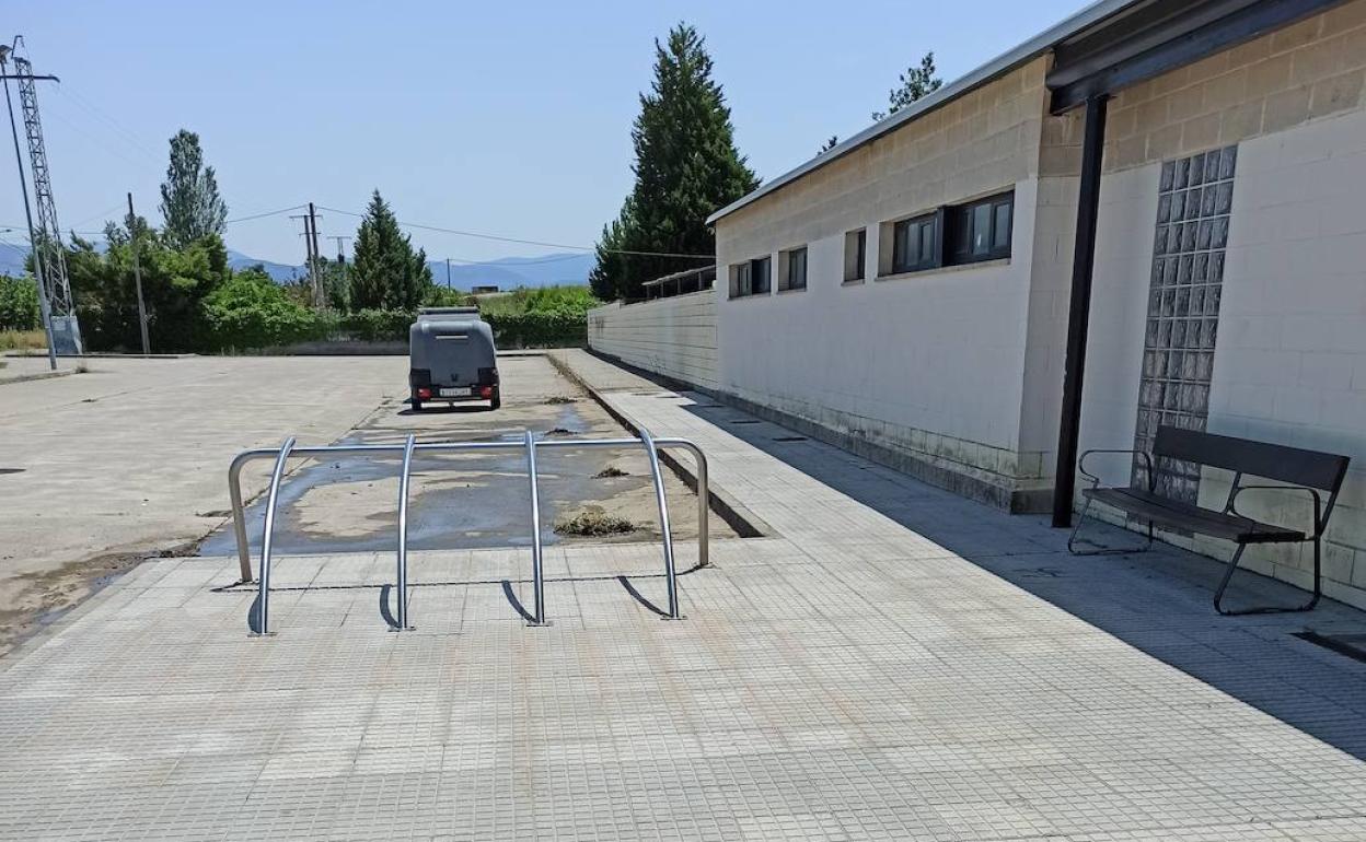 Exterior de las piscinas de Fuentesnuevas tras la limpieza integral de la acera con barrido de la máquina a presión.