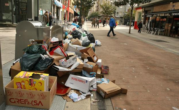 Imagen de una calle de Ponferrada en una huelga de los trabajadores del servicio de recogida de basuras.