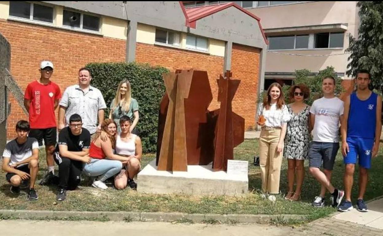 El IES Álvaro Yáñez de Bembibre homenajea con una escultura a los protagonistas de la obra cumbre de Gil y Carrasco