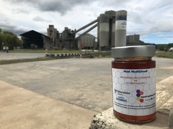 Miel de la cooperativa Apícola del Bierzo ante la planta de Cementos Cosmos en Toral de los Vados.