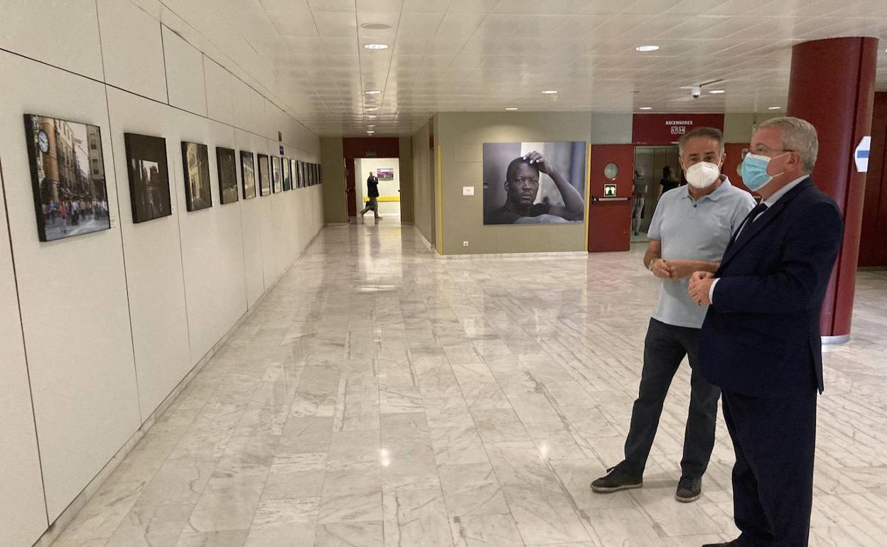 El autor de la exposición, junto al gerente del CAULE.