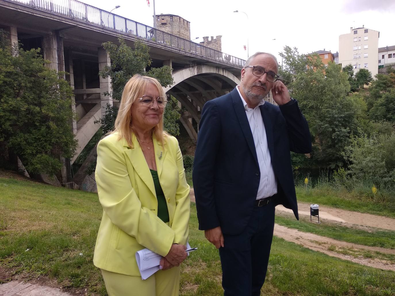 El alcalde de Ponferrada y la edil de Infraestructuras presentaron el proyecto bajo los arcos del puente García Ojeda.