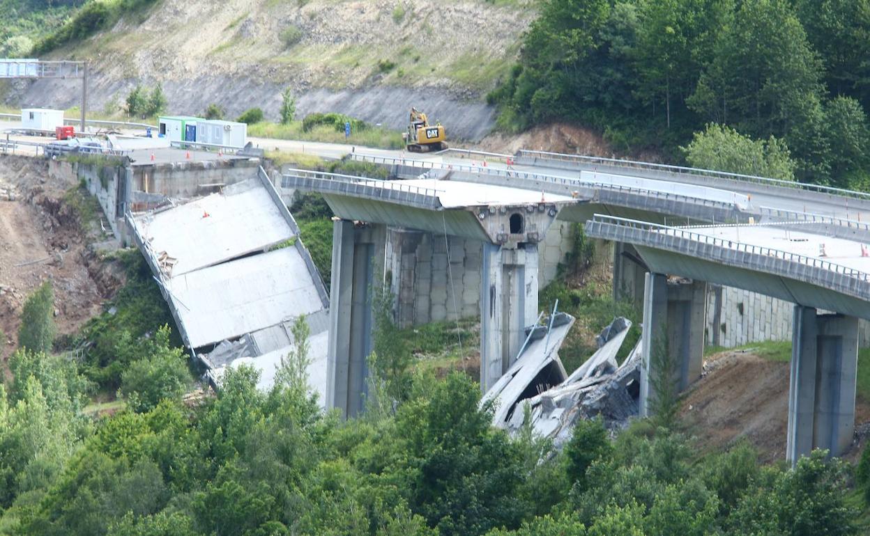 Imagen de los vanos colapsados en el viaducto del Castro en la A-6.