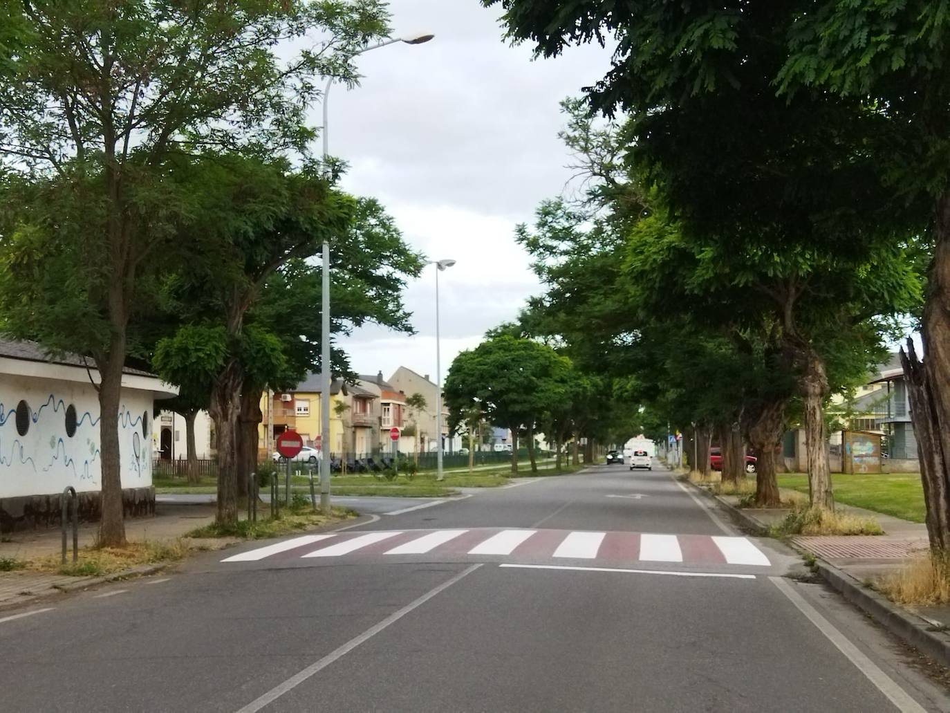 Pintado de pasos de peatones en el barrio de Compostilla.