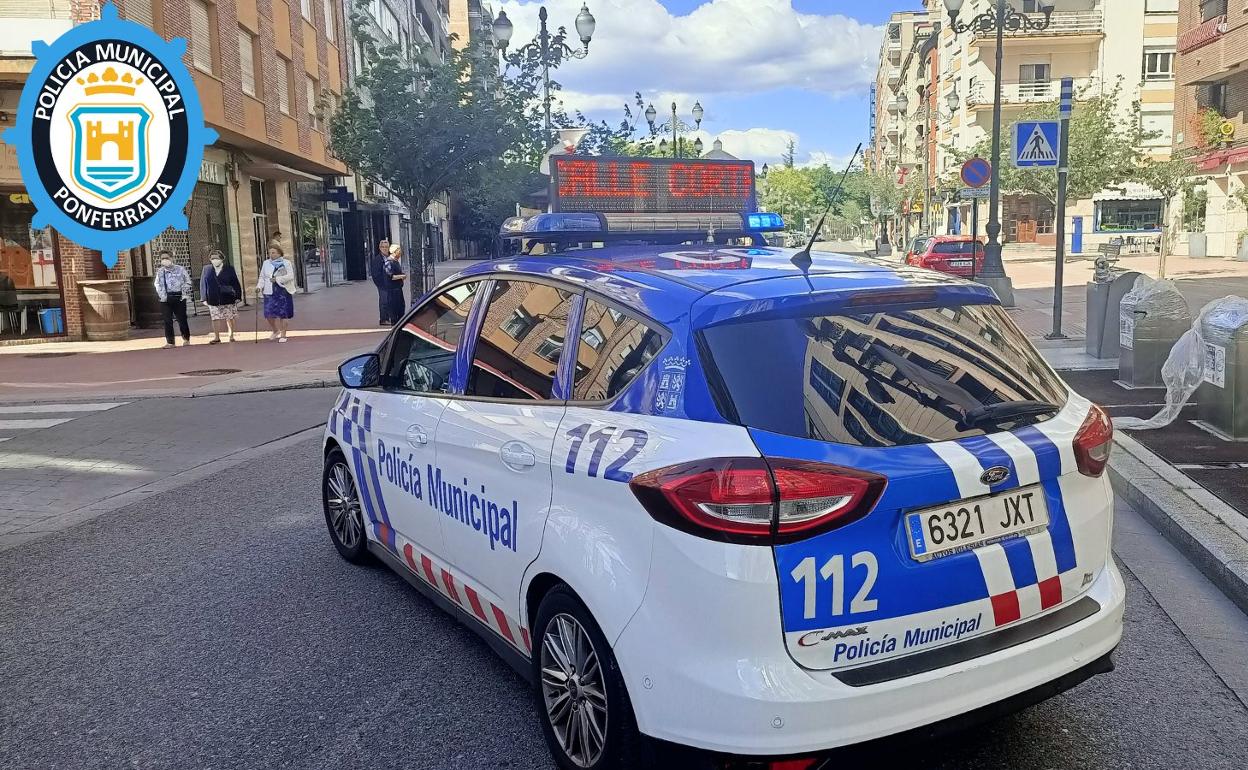 La Policía informa del corte de una calle en Ponferrada.