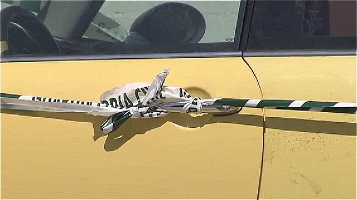 Imágenes de la agresión vivida en Bembibre el pasado lunes 11 de julio. En las imágenes el varón con un bate en la mano y el estado de los vehículos tras el accidente provocado por el agresor. 