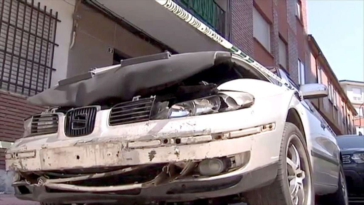 Imágenes de la agresión vivida en Bembibre el pasado lunes 11 de julio. En las imágenes el varón con un bate en la mano y el estado de los vehículos tras el accidente provocado por el agresor. 