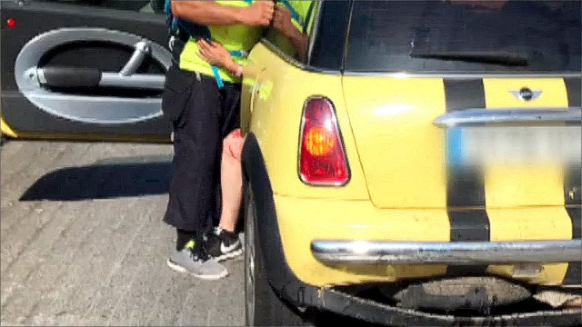 Imágenes de la agresión vivida en Bembibre el pasado lunes 11 de julio. En las imágenes el varón con un bate en la mano y el estado de los vehículos tras el accidente provocado por el agresor. 