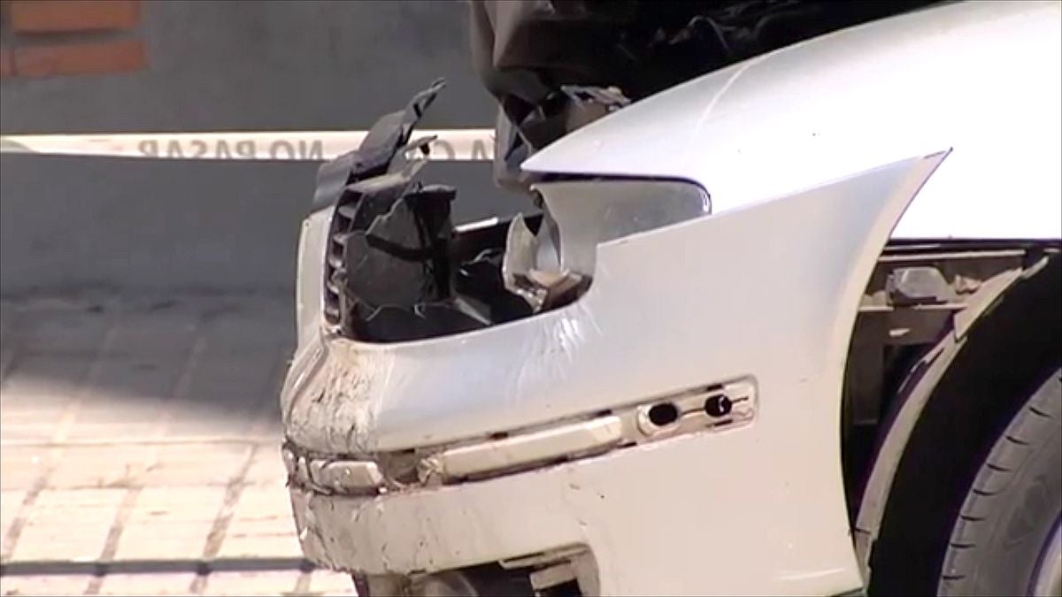 Imágenes de la agresión vivida en Bembibre el pasado lunes 11 de julio. En las imágenes el varón con un bate en la mano y el estado de los vehículos tras el accidente provocado por el agresor. 