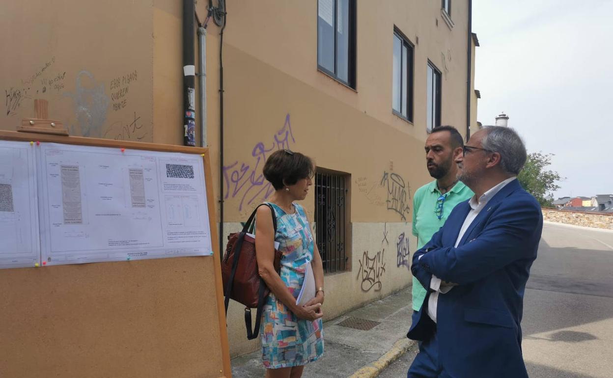 El alcalde de Ponferrada explicó la obra en la propia calle Rañadero.