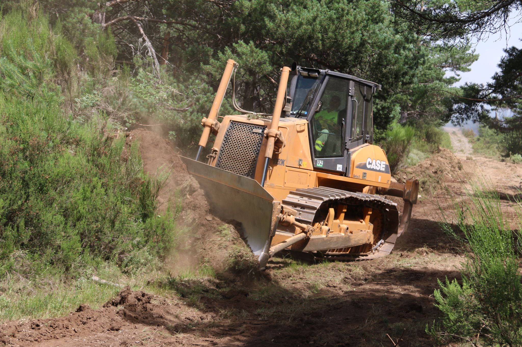 Fotos: El viento dificulta la extinción en Montes de Valdueza