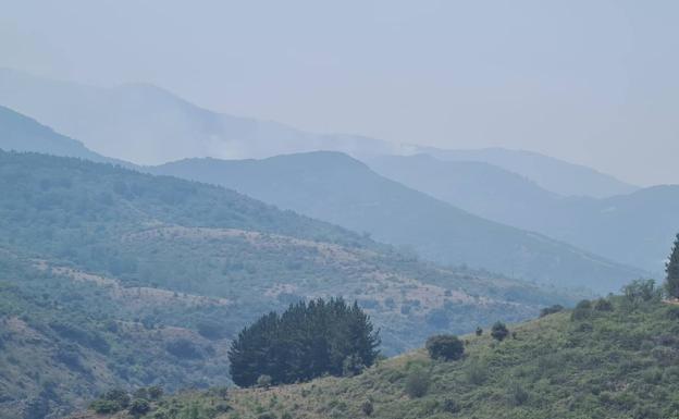 Imagen del incendio en Montes de Valdueza.