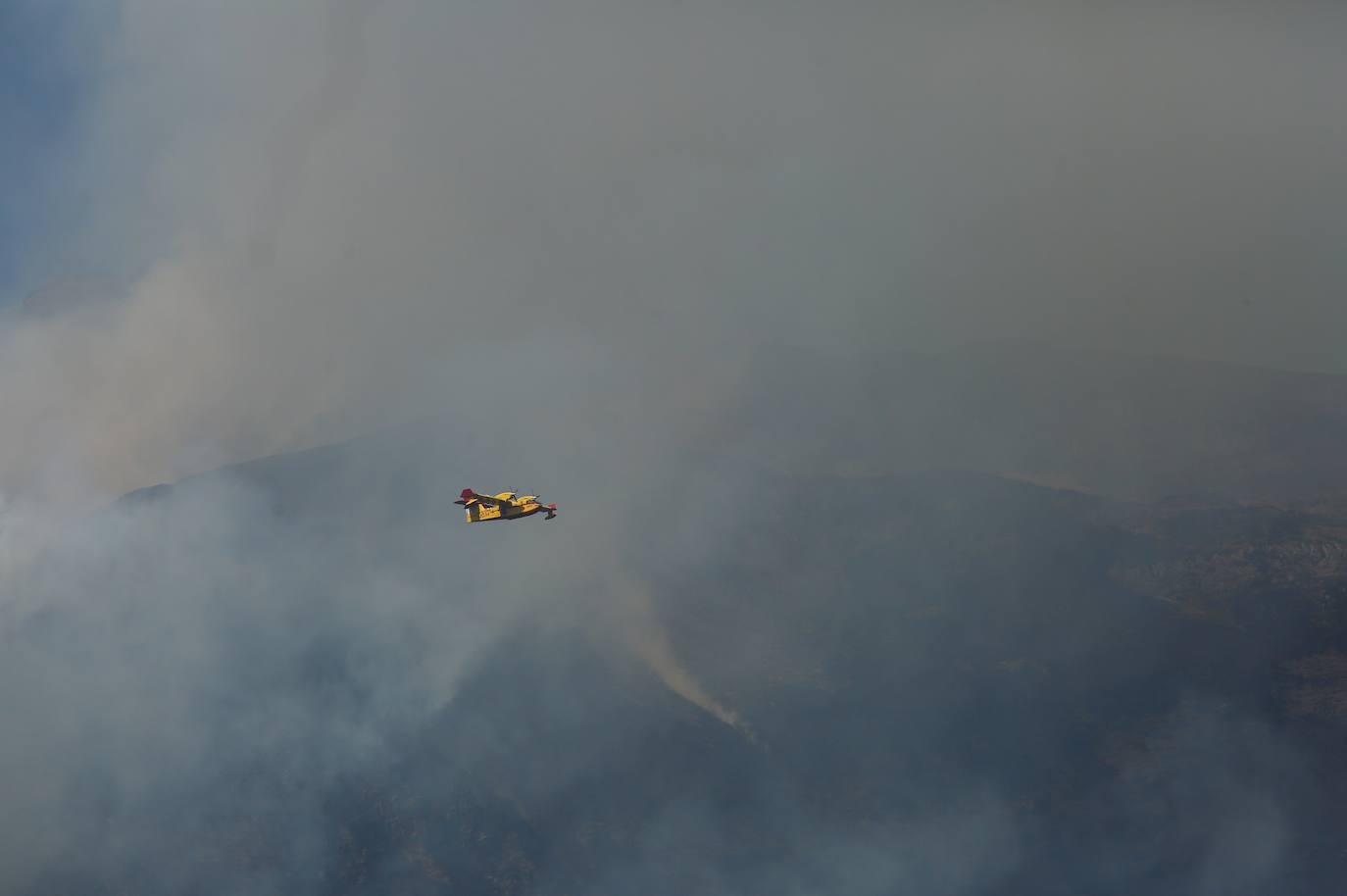 Fotos: Incendio en Montes de Valdueza