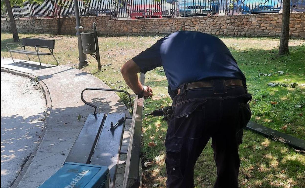 Arreglo de bancos en la zona infantil del parque del Plantío.