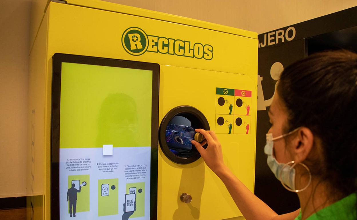 El Rosal instala dos máquinas que recompensan por reciclar
