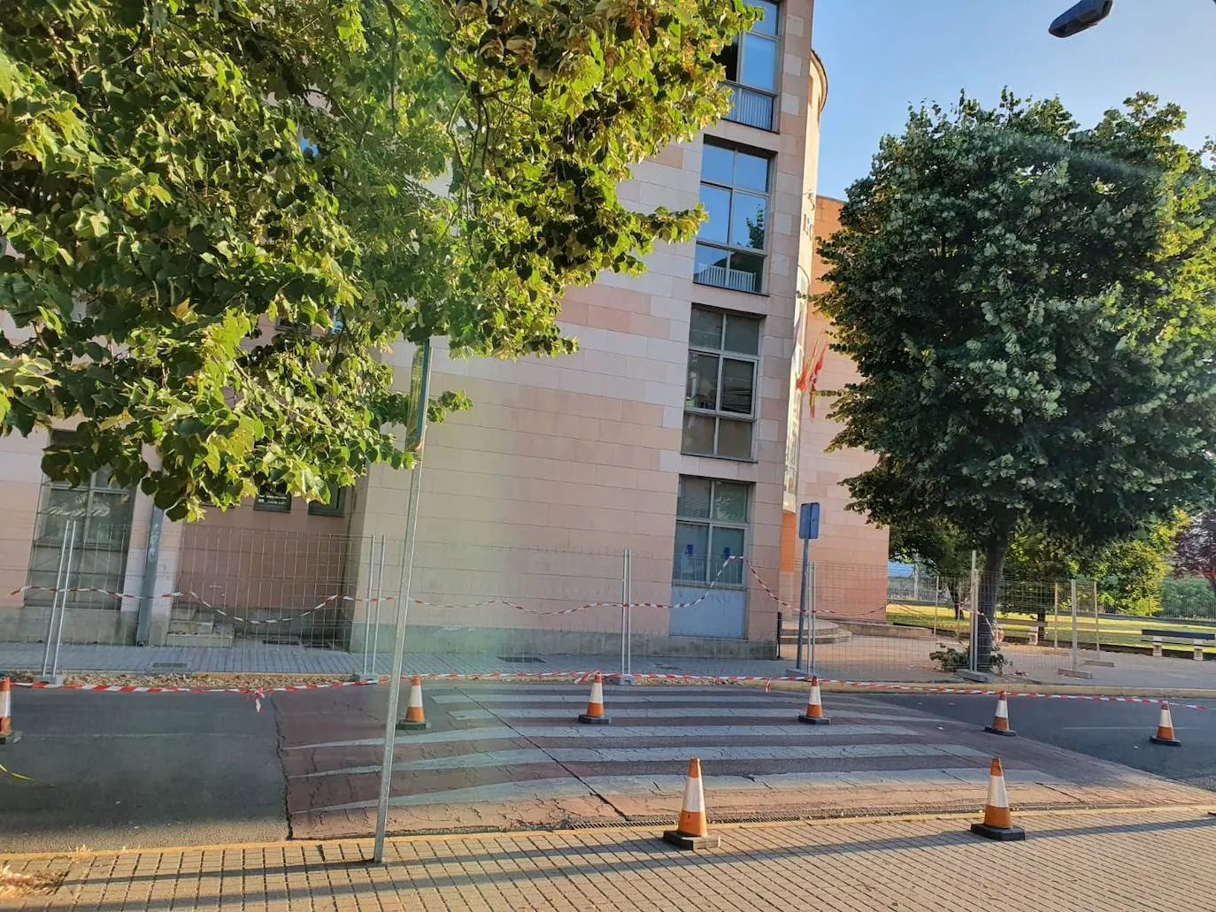 La Brigada de Señalización de Ponferrada renueva los pasos de peatones en media docena de calles de la ciudad. 