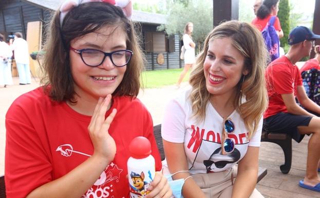 La directora general del Instituto de la Juventud, Estela López, durante su visita al XXV campamento inclusivo de Aspaym en Cubillos del Sil.