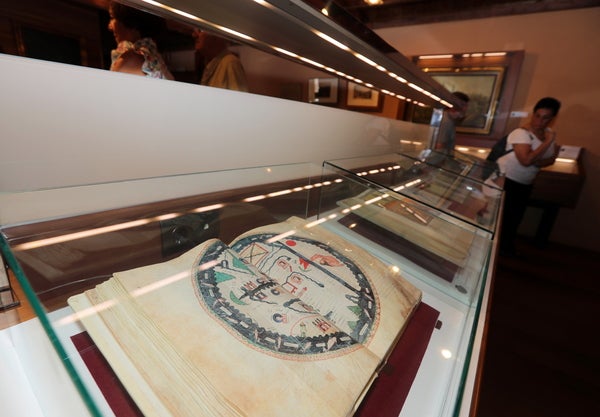 Inauguración de la exposición 'El Camino de Santiago: imágenes y libros'.