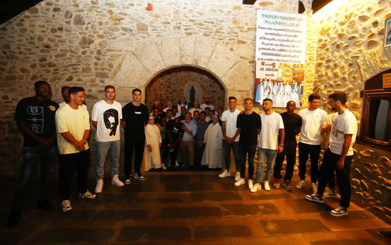La Ponferradina realizó su tracional ofrenda a la Virgen de la Encina. 