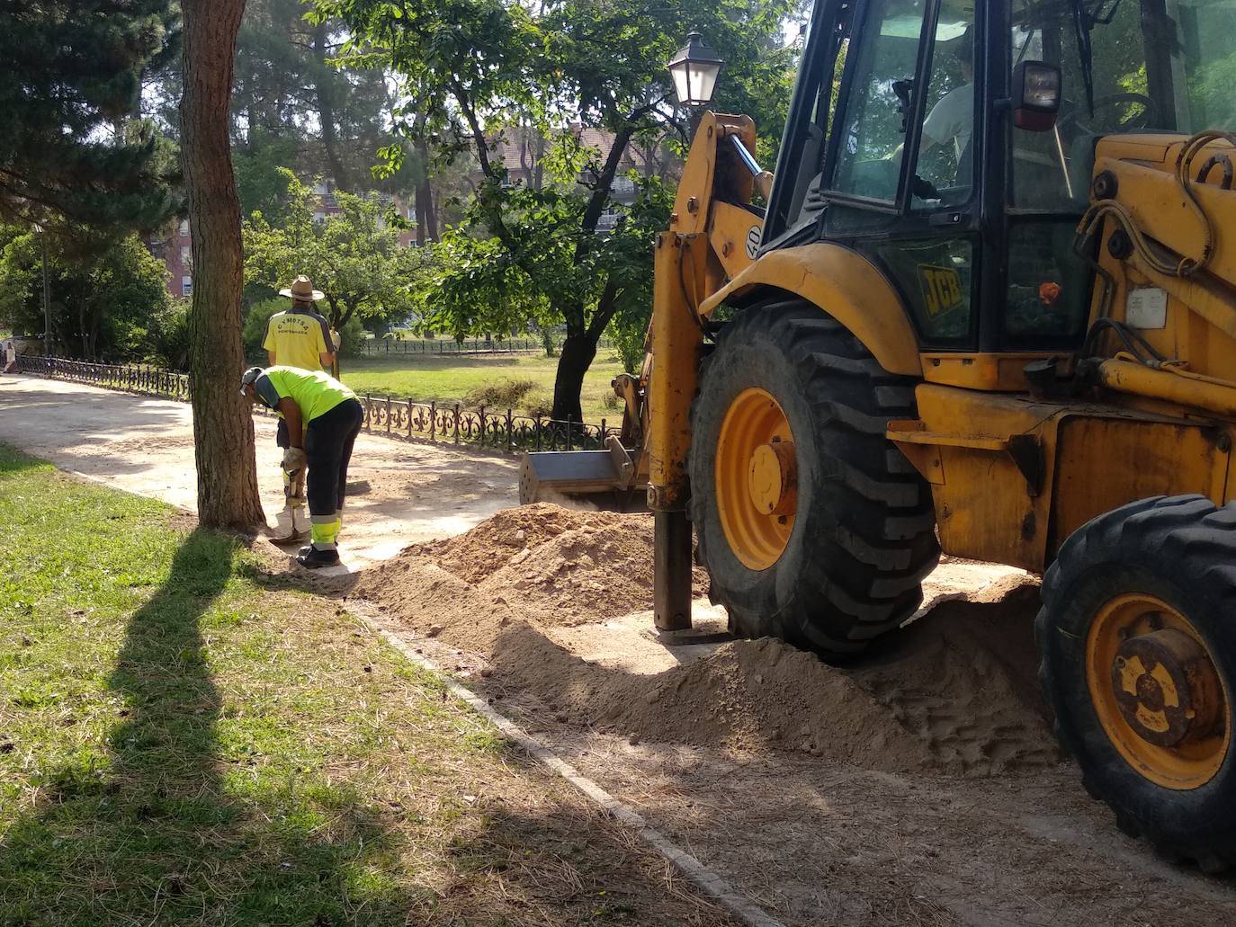 Ponferrada acomete trabajos de tala de árboles y allanado de caminos en el parque del Temple. 