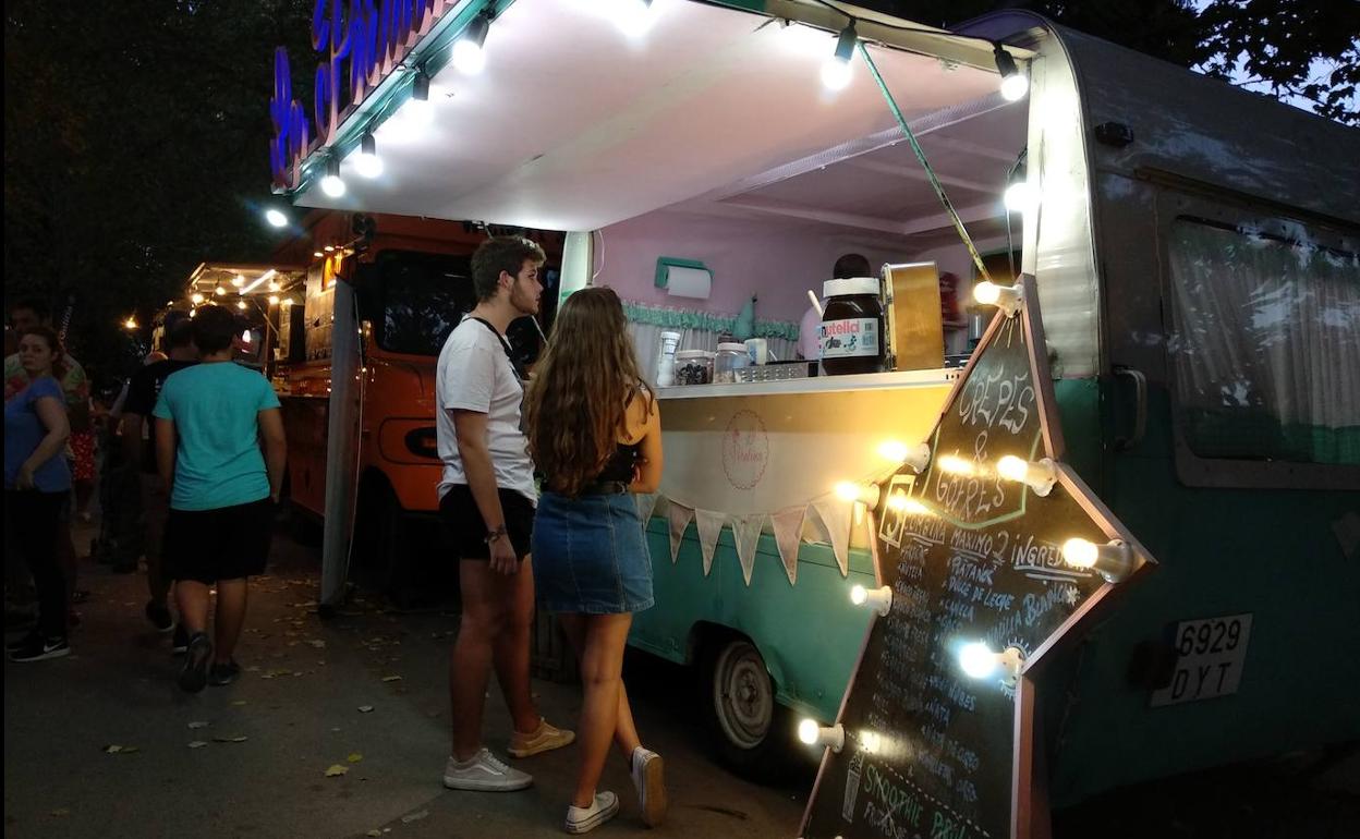 'Food trucks' en el parque del Plantío en las fiestas de la Encina de Ponferrada.