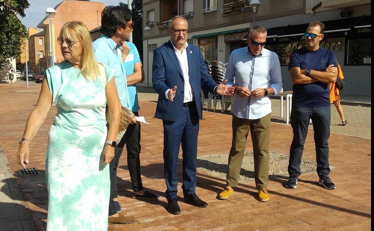 El alcalde de Ponferrada (C) presidió la inauguración de las obras de la plaza de Cuatrovientos.