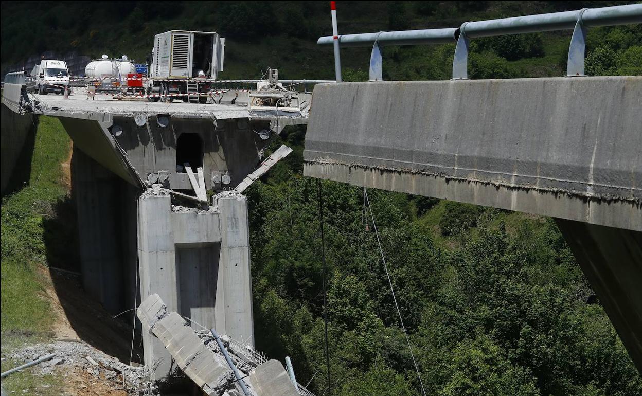 Derrumbe en el viaducto de O Castro en la A-6 en Vega de Valcarce.