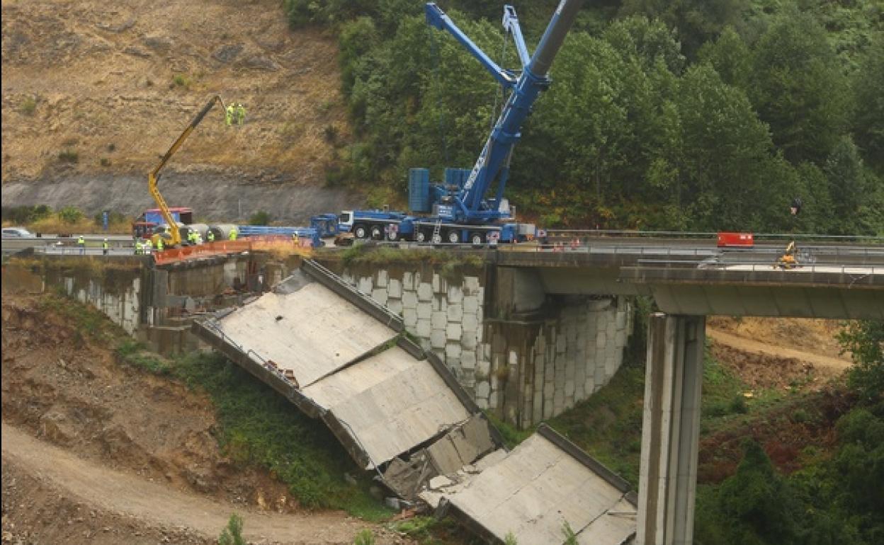 Desmantelamiento el vano del viaducto del Castro en la A-6 en Vega de Varcarce.