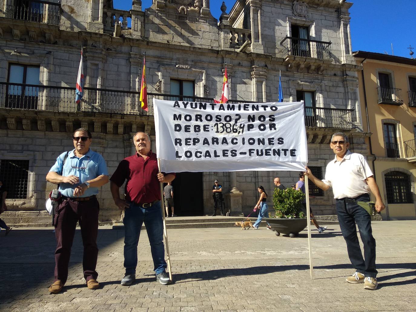 Protesta de la Asociación de Vecino La Estación-Temple ante el Ayuntamiento de Ponferrada.