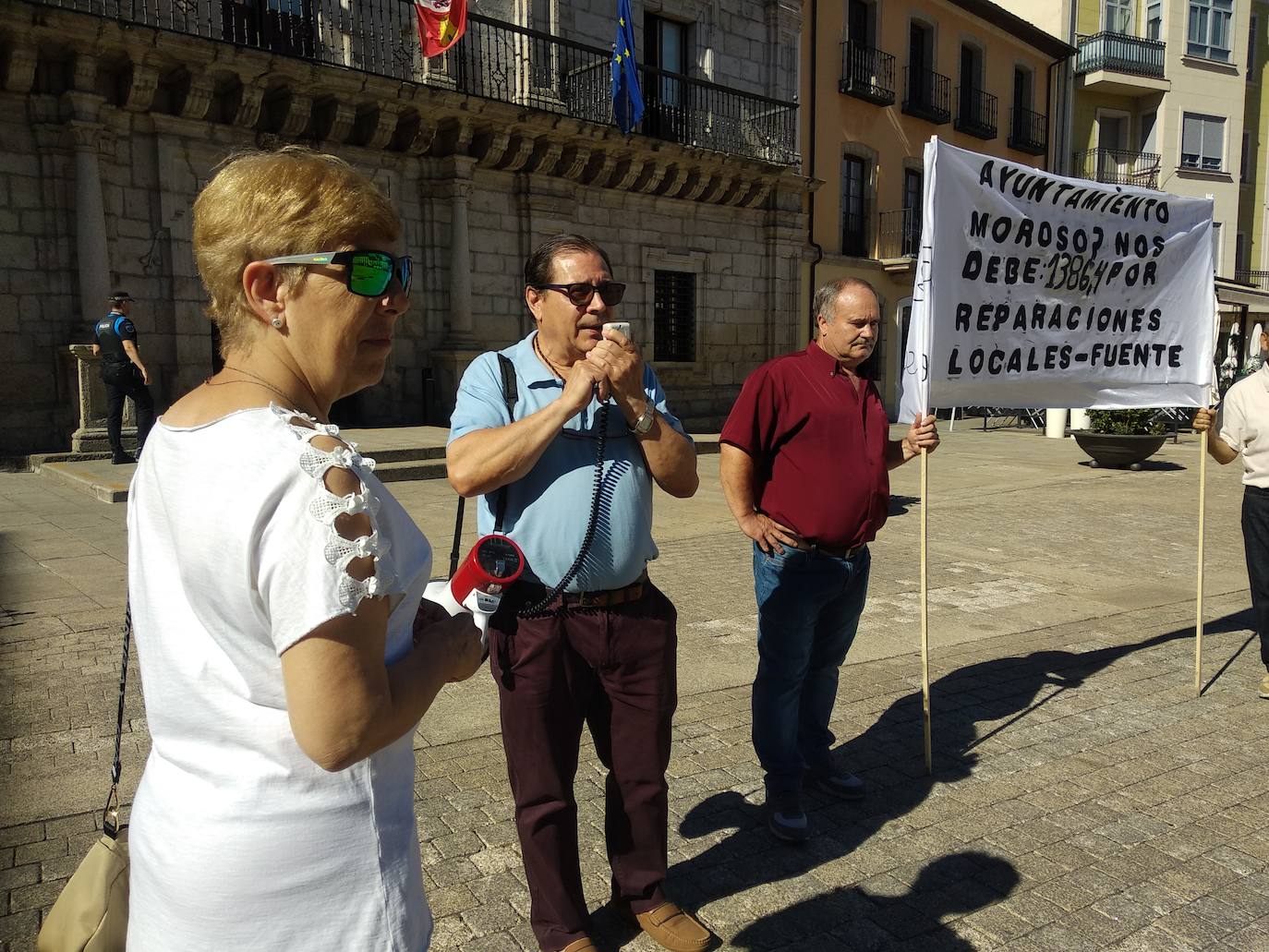 Protesta de la Asociación de Vecino La Estación-Temple ante el Ayuntamiento de Ponferrada.