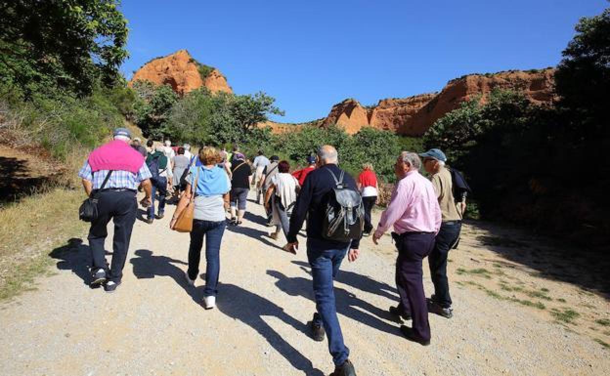 Imagen de archivo de turistas en Las Médulas.