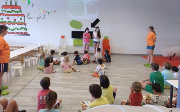 Coloquio de compostaje en el campamento urbano.