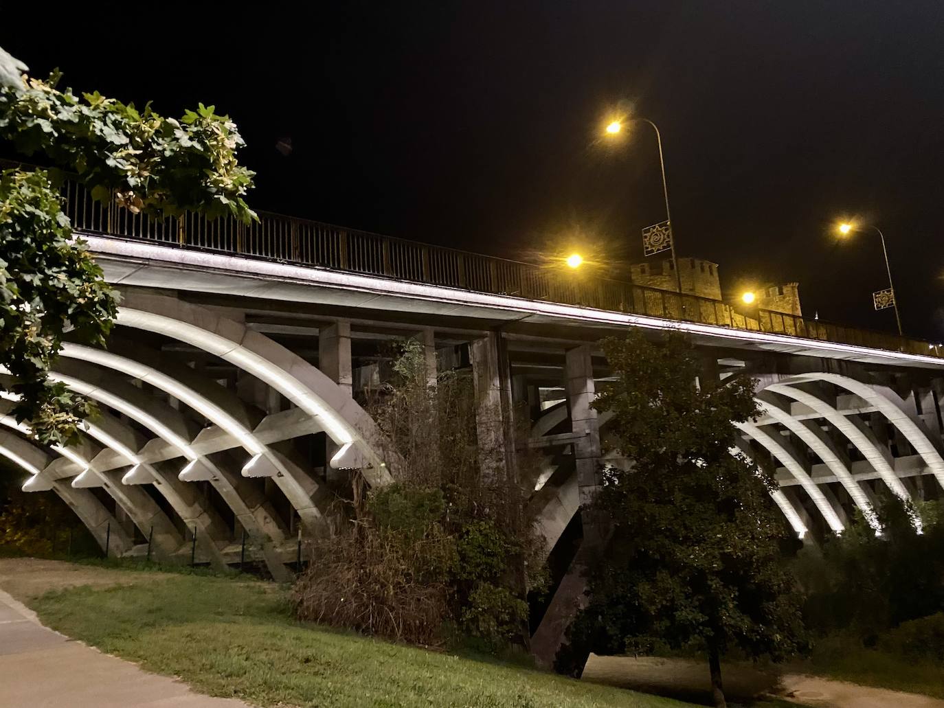 Fotos: El puente García Ojeda estrena alumbrado