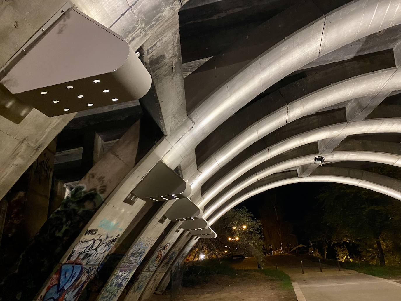 Fotos: El puente García Ojeda estrena alumbrado