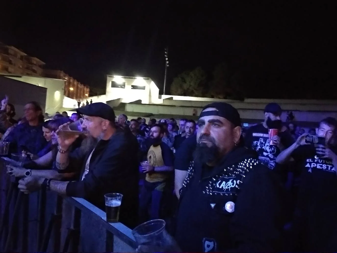 Evaristo Páramos y su Tropa do Carallo 'calentaron' el ambiente en el Auditorio Municipal de Ponferrada en el primer concierto de las Noches de la Encina.