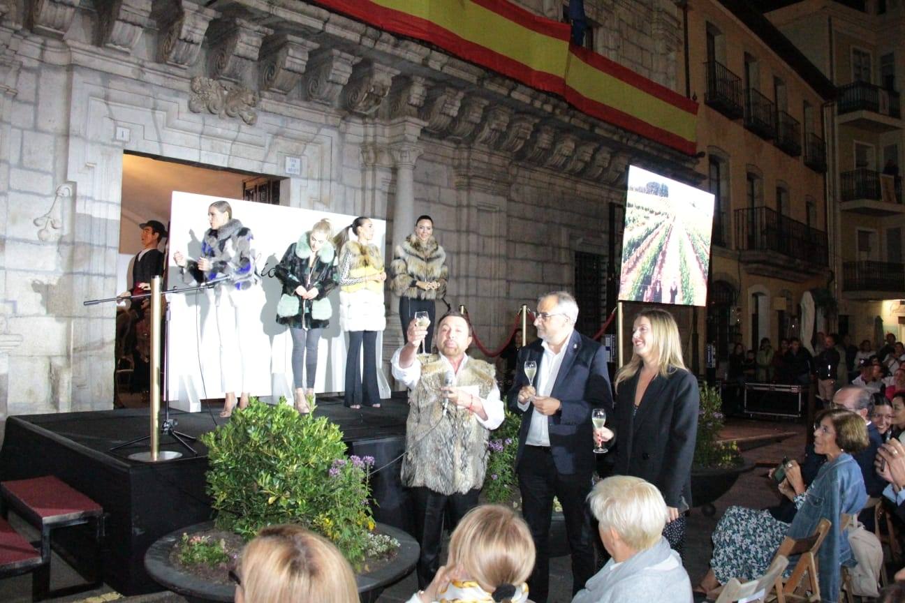 Pasarela de moda y piel Julio Lama en la plaza del Ayuntamiento de Ponferrada.