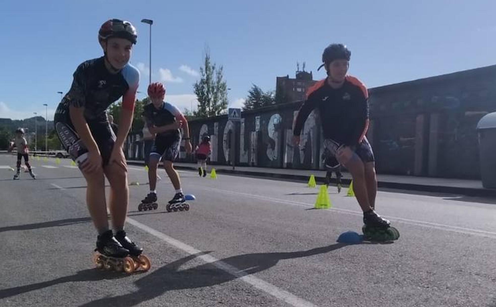 Exhibición de hockey sobre patines en la avenida de la Lealtad de Ponferrada.