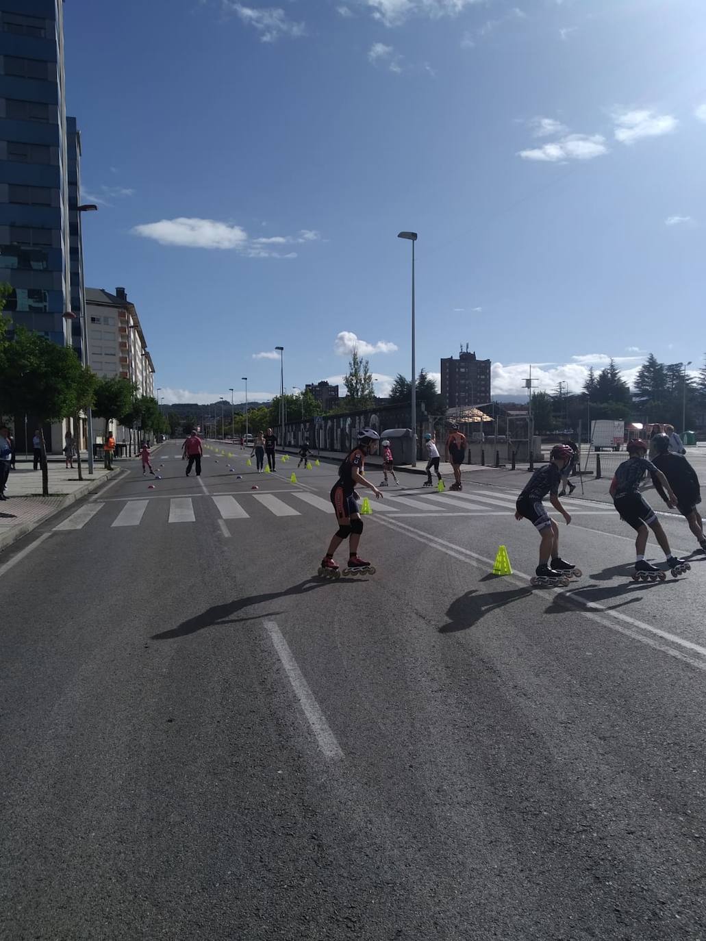 Exhibición de hockey sobre patines en la avenida de la Lealtad de Ponferrada.