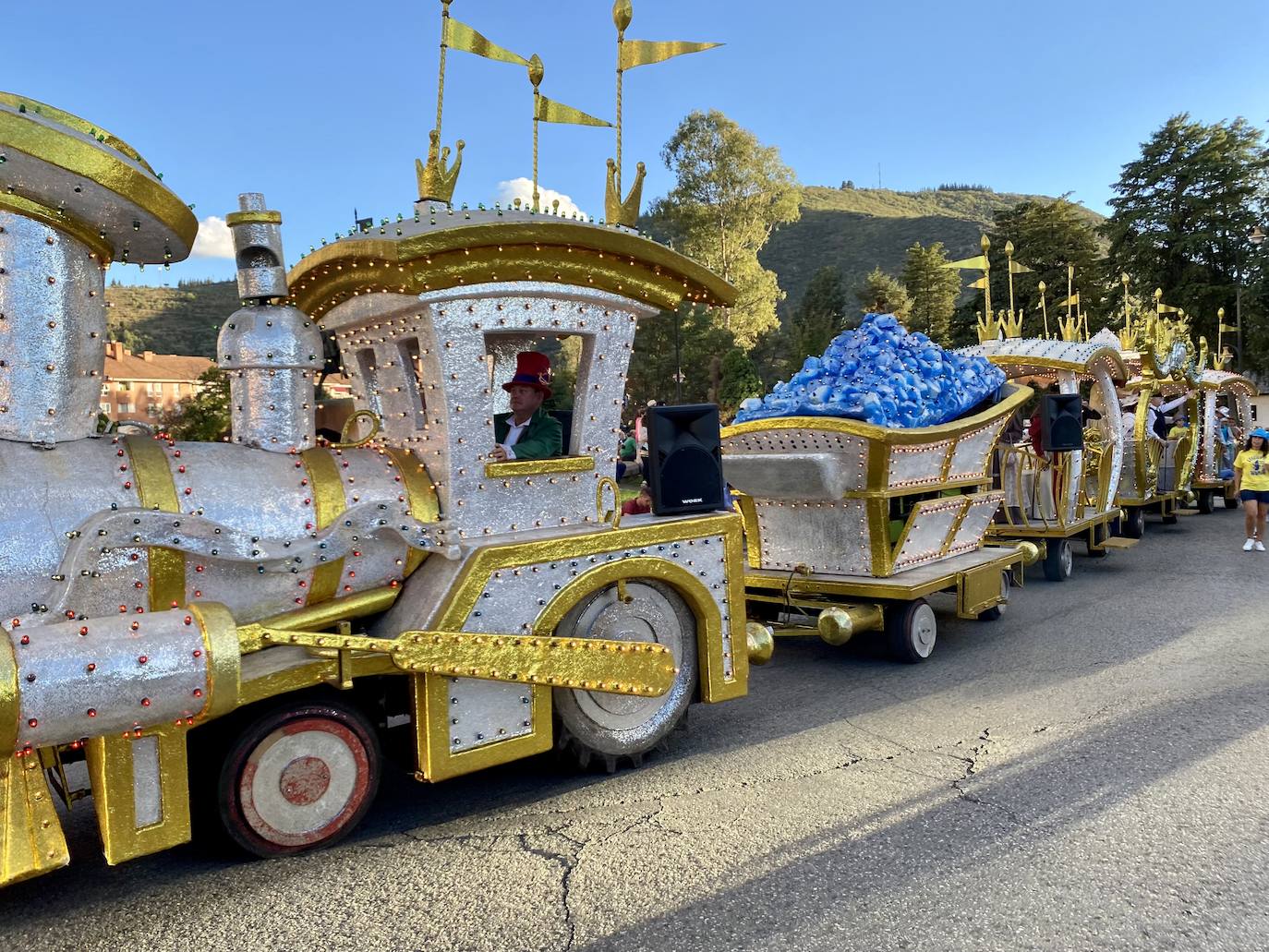 Fotos: Desfile de carrozas en las fiestas de la Encina