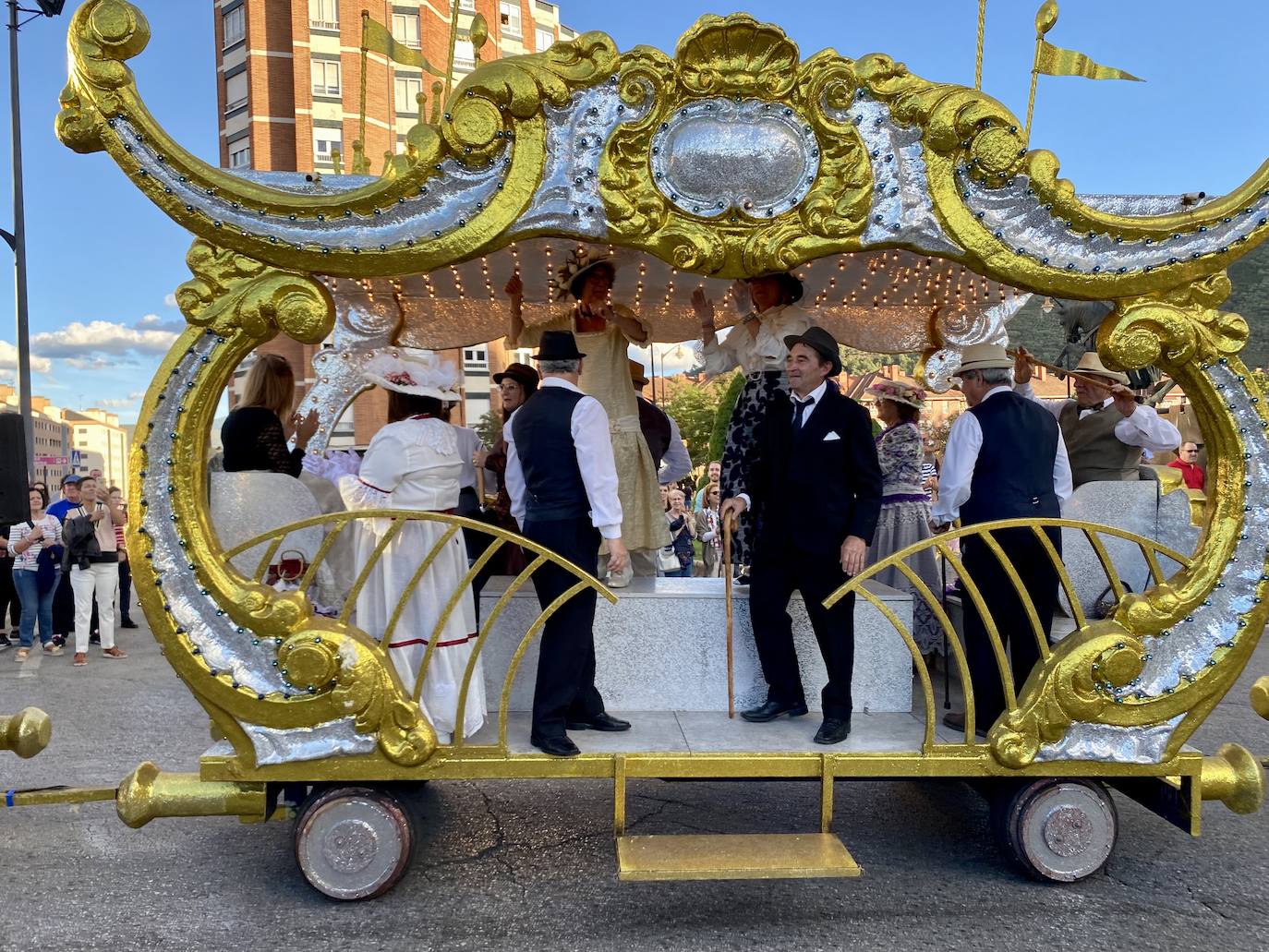 Fotos: Desfile de carrozas en las fiestas de la Encina