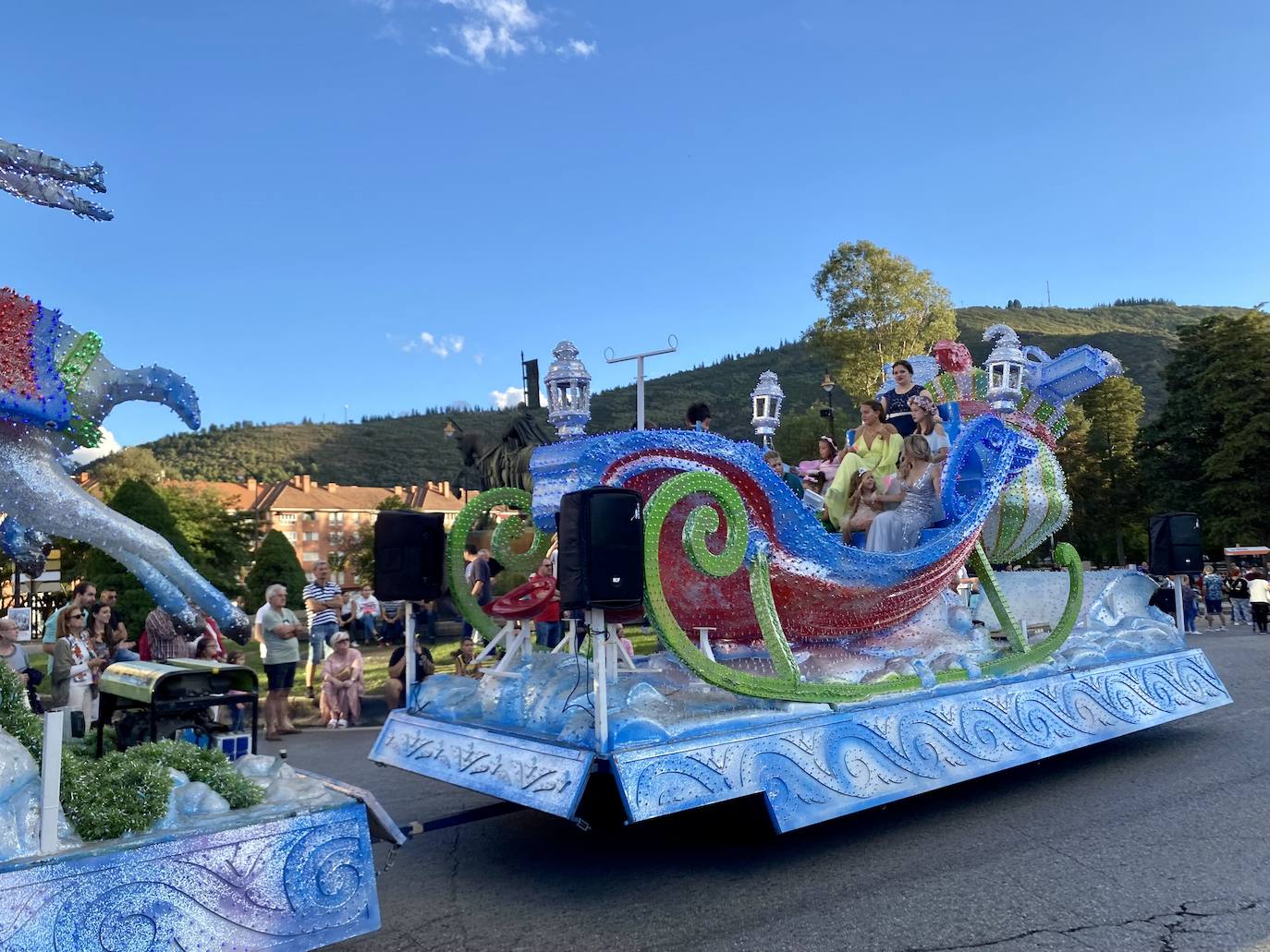 Fotos: Desfile de carrozas en las fiestas de la Encina