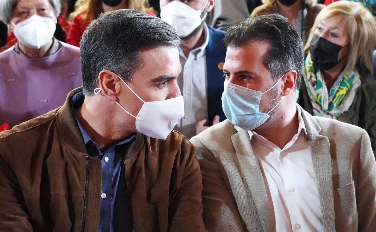 El presidente del Gobierno, Pedro Sánchez, junto al líder socialista en Castilla y León, Luis Tudanca.