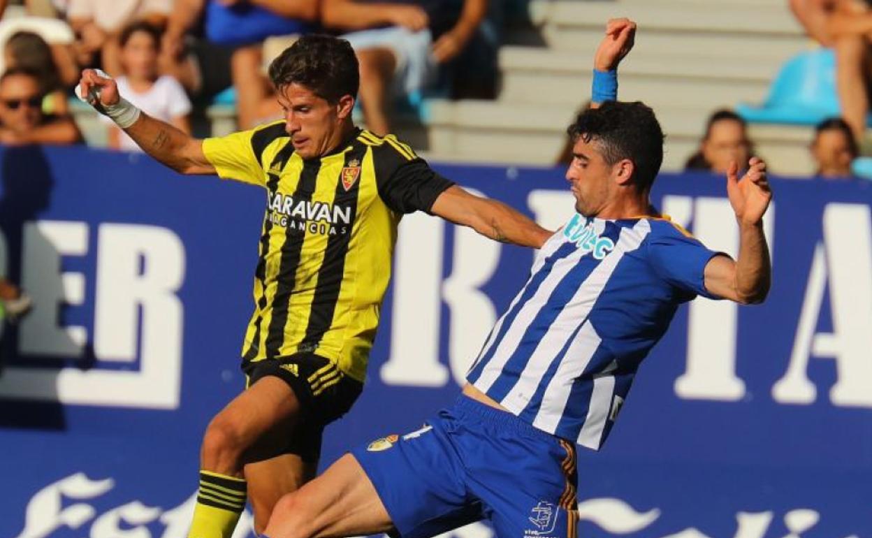 Pascanu, en una acción del choque ante el Zaragoza, tratando de parar al delantero Giuliano Simeone.