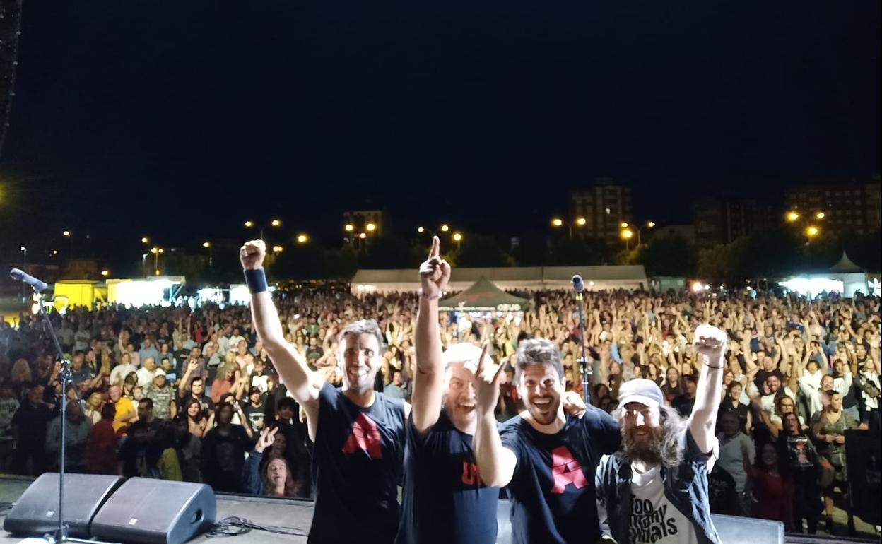 Autopía tras su concierto en las fiestas de la Encina de Ponferrada.