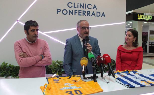 El alcalde de Ponferrada (C) junto al presidente del Club, Óscar García, y Carmen Rodríguez, directora de la Clínica Ponferrada.