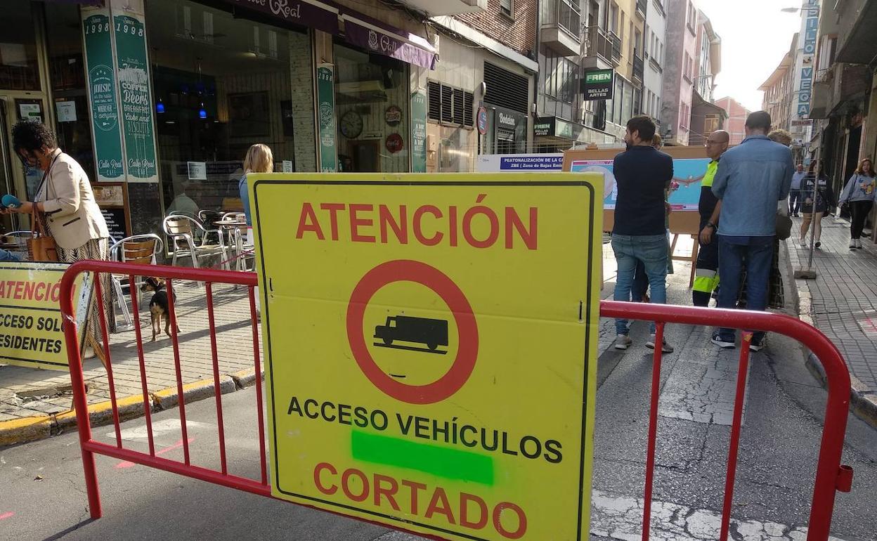 Imagen de la calle Real, que se encuentra cortada para llevar a cabo su peatonalización.