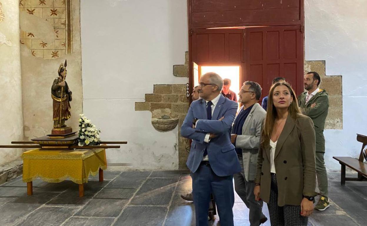 La delegada territorial y el alcalde de Ponferrada durante su visita a la iglesia de Santo Tomás de las Ollas.