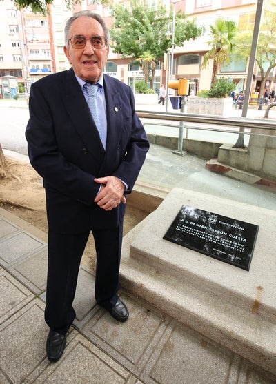 Inauguración de la placa en homenaje al presidente del Banco de Alimentos del Sil, Damián Tascón.